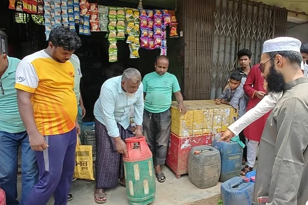 এলপিজির নামে প্রতারণা: এক মাসের সিলিন্ডার ১৫ দিনে শেষ, দেখা গেল গ্যাসের সঙ্গে মেশানো হয়েছে পানি